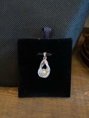Silver Pearl Teardrop Pendant Necklace - Elegant Women's Jewelry